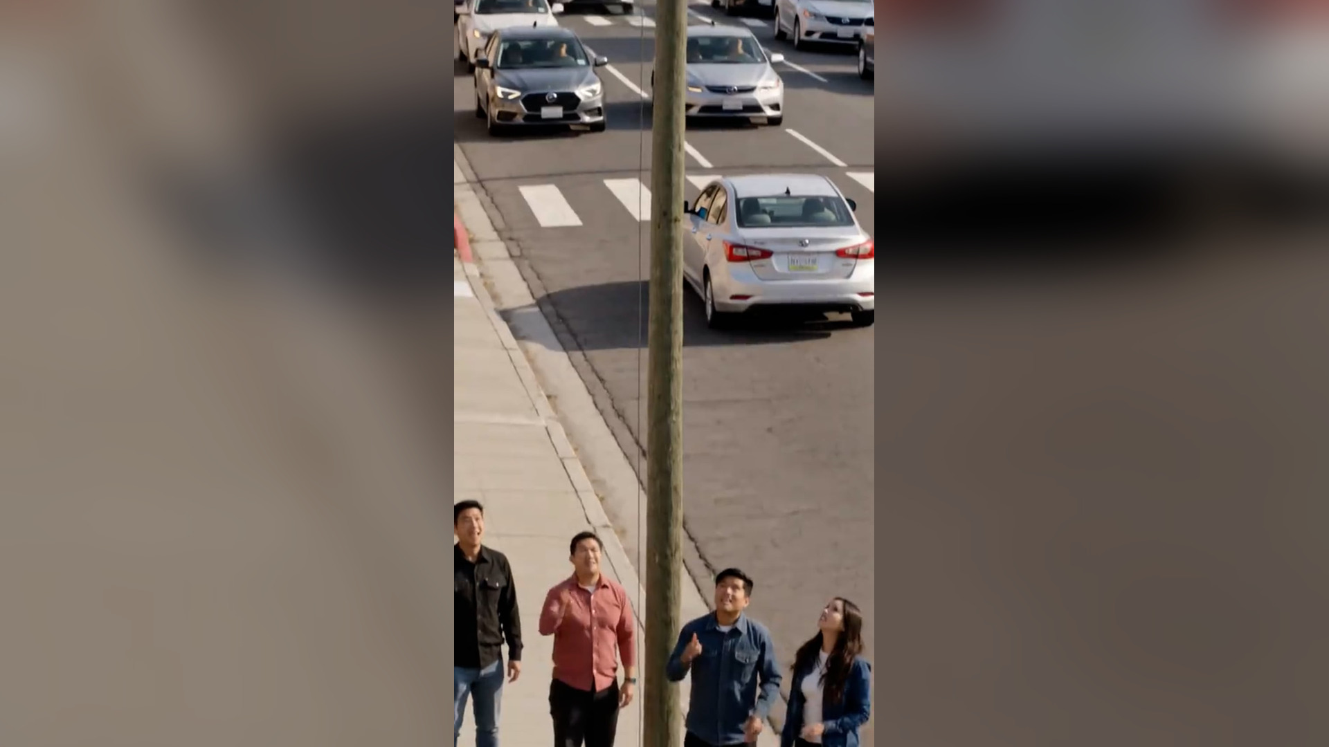 H2705021_❤️A tiny kitten gets stranded high above a busy street on a thin cable. Watch the tense moments as a